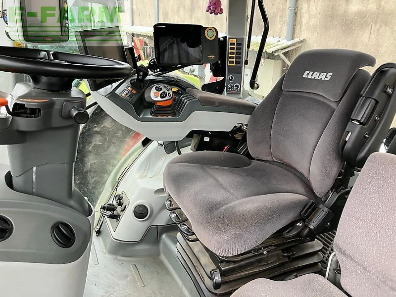 Farm tractor CLAAS axion 920