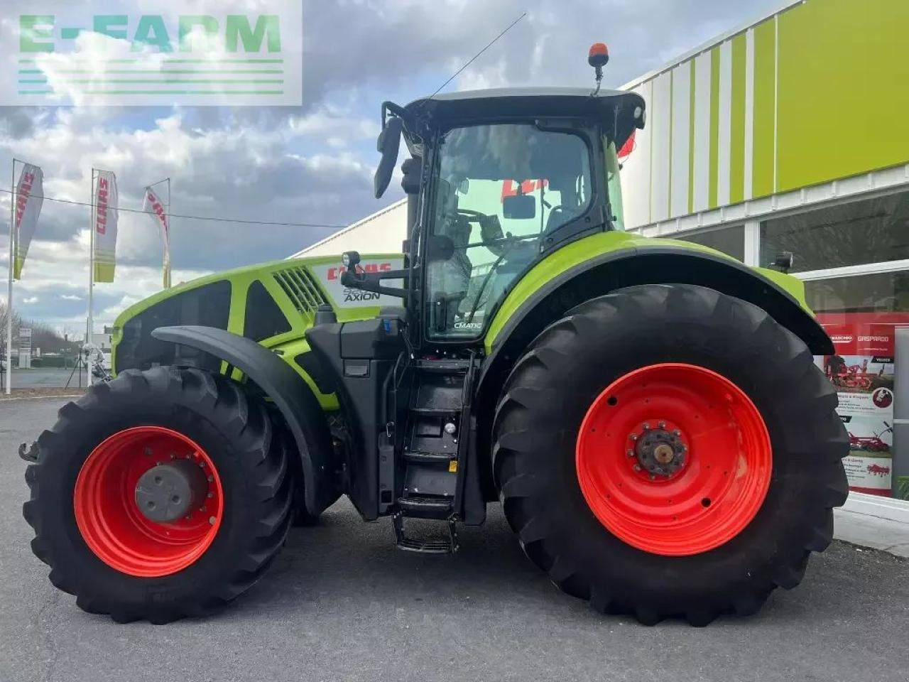 Farm tractor CLAAS axion 920 cebis