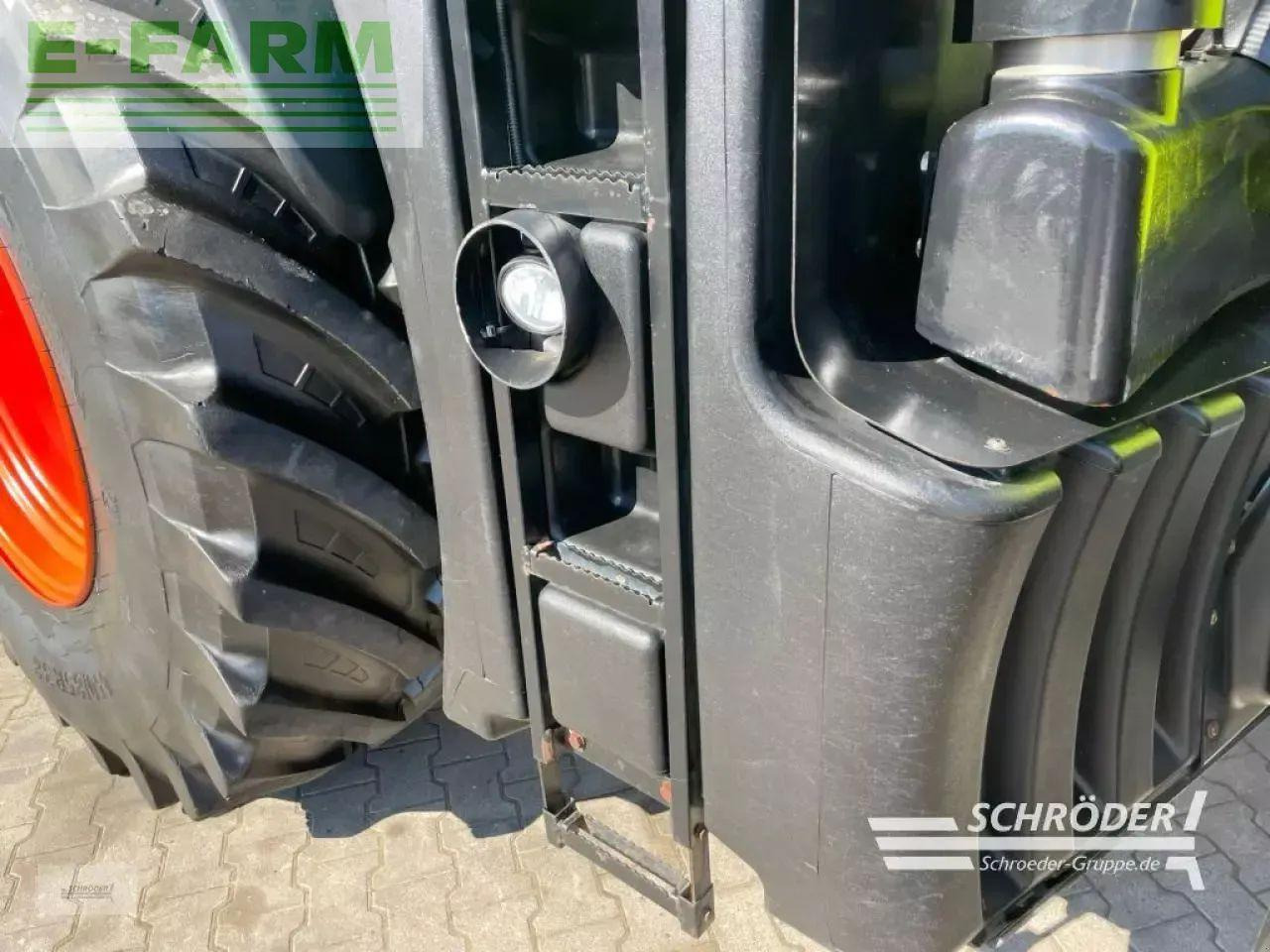 Farm tractor CLAAS axion 920 cmatic