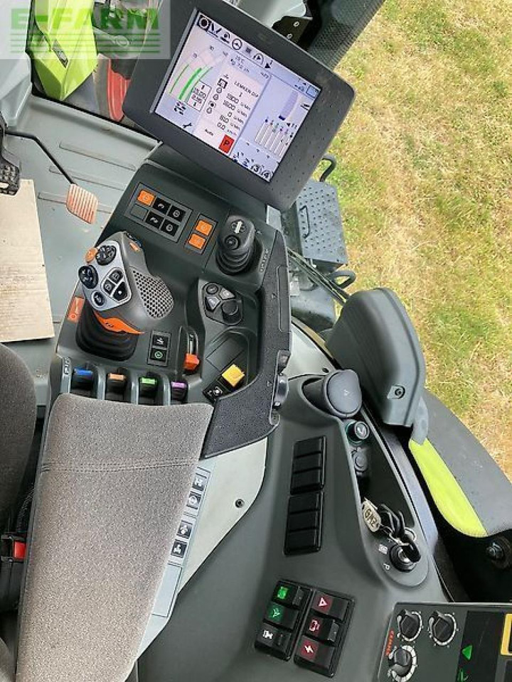 Farm tractor CLAAS axion 930