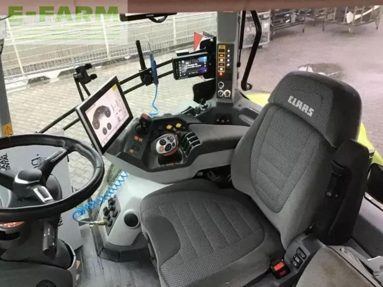 Farm tractor CLAAS axion 930