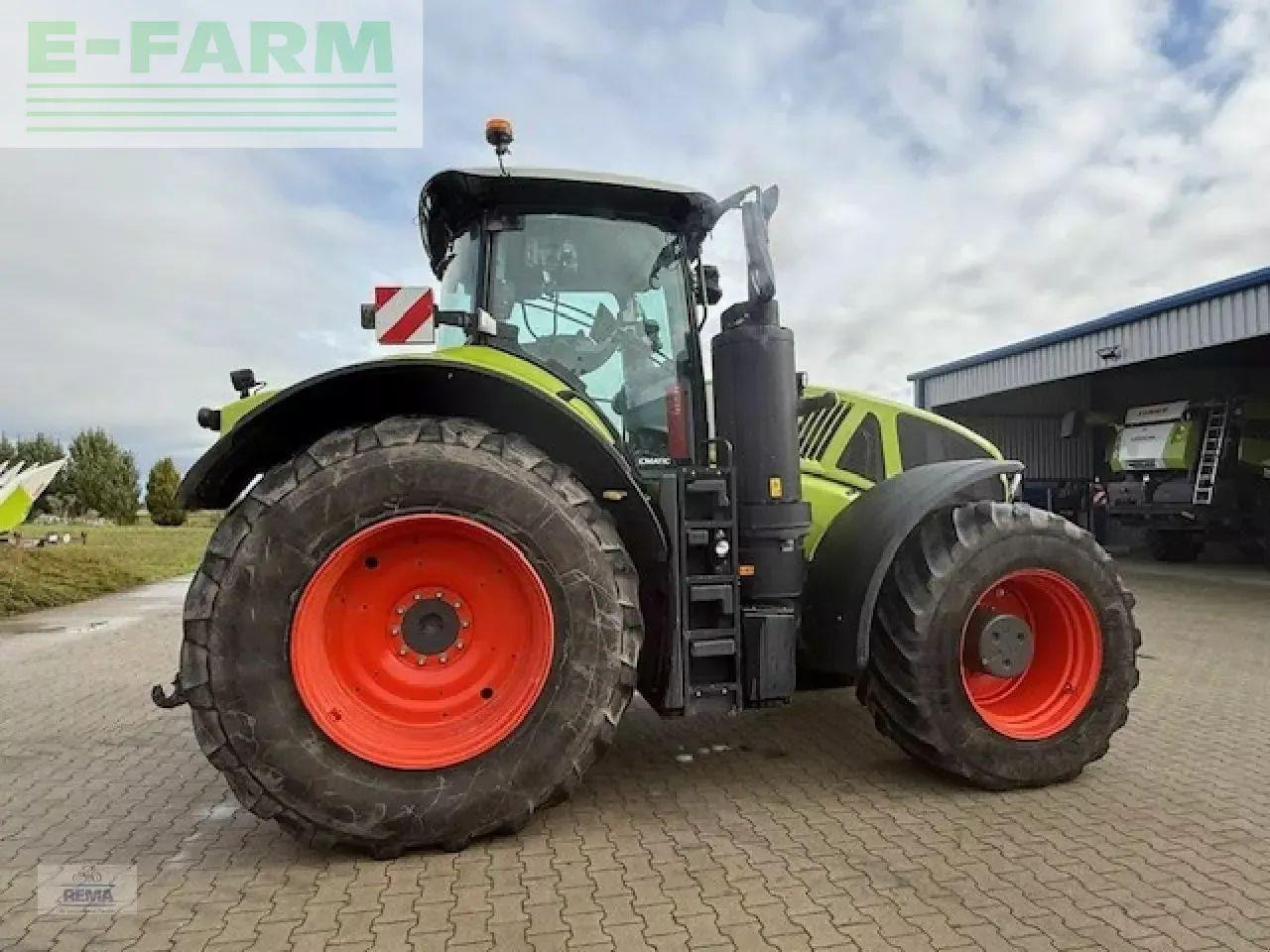 Farm tractor CLAAS axion 930