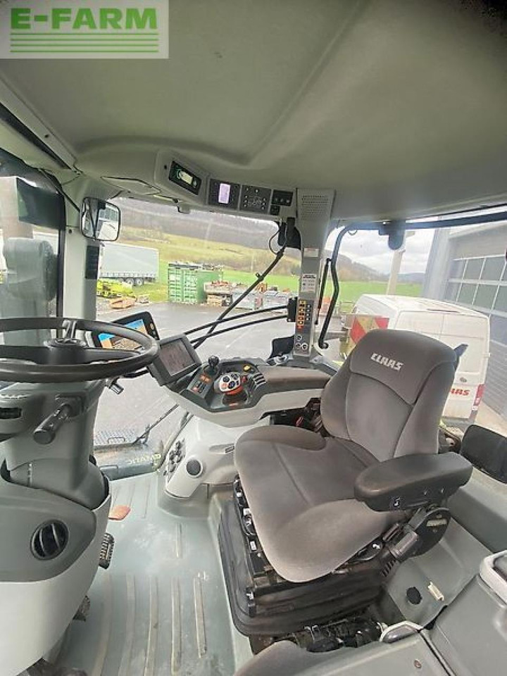 Farm tractor CLAAS axion 930