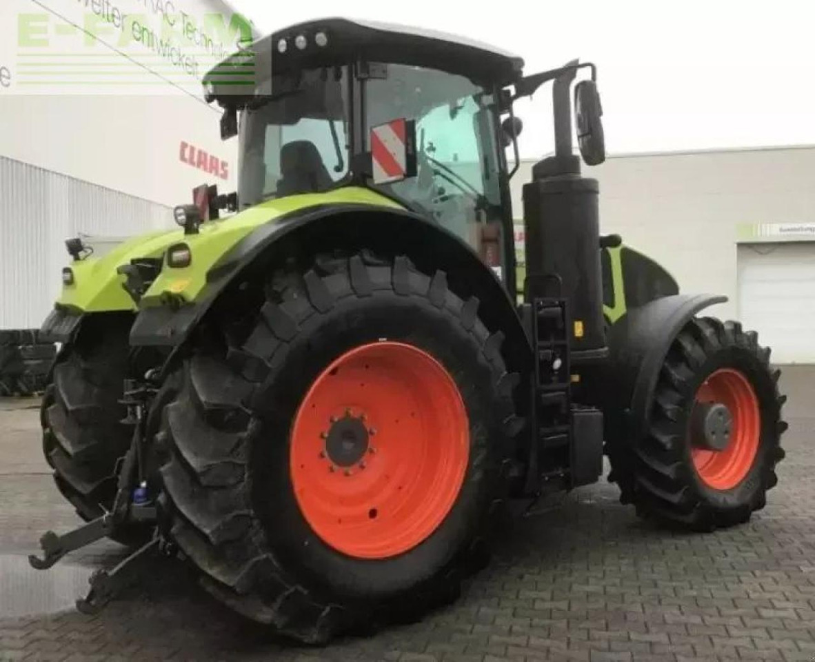 Farm tractor CLAAS axion 930