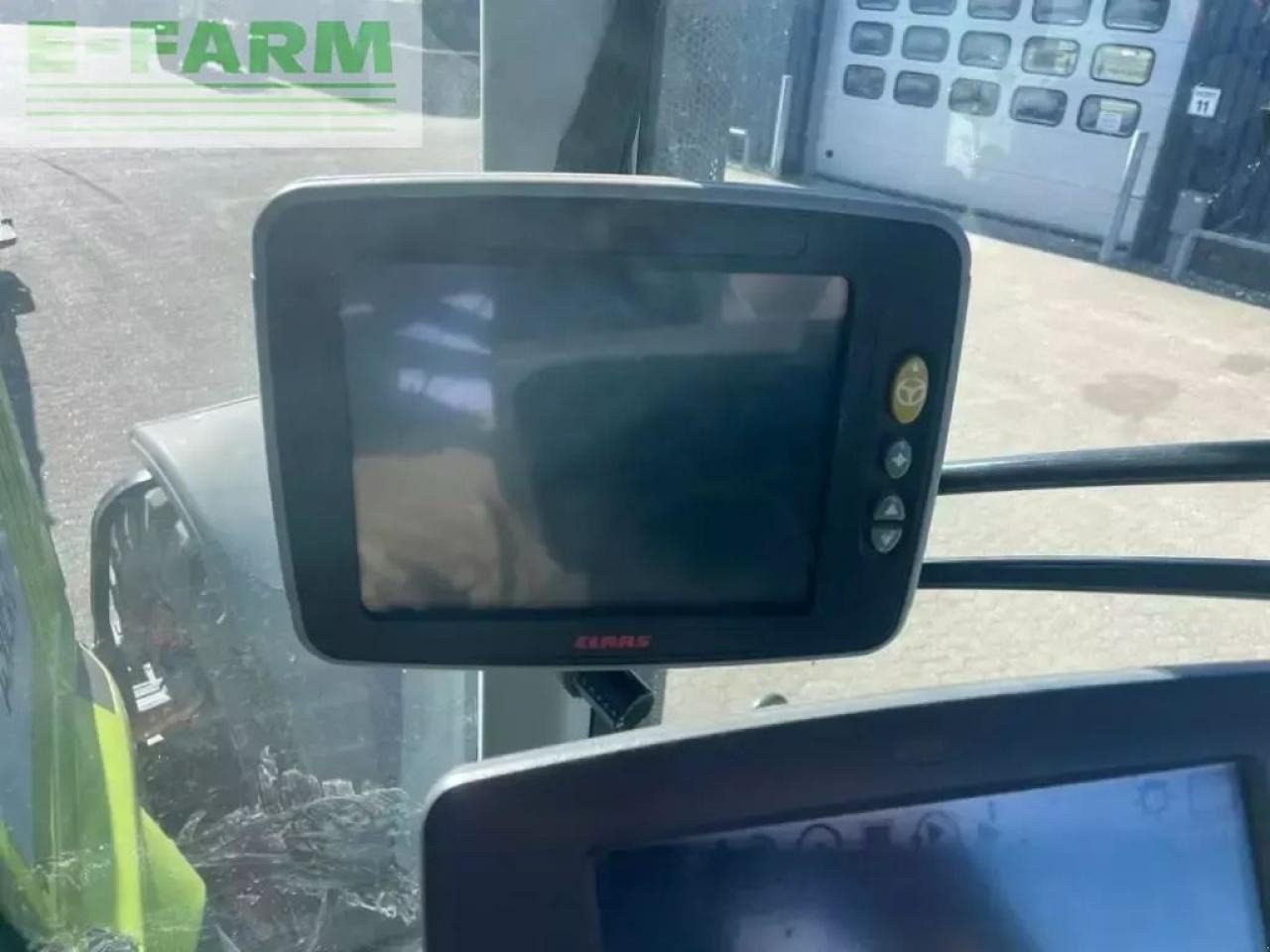 Farm tractor CLAAS axion 930 cmatic