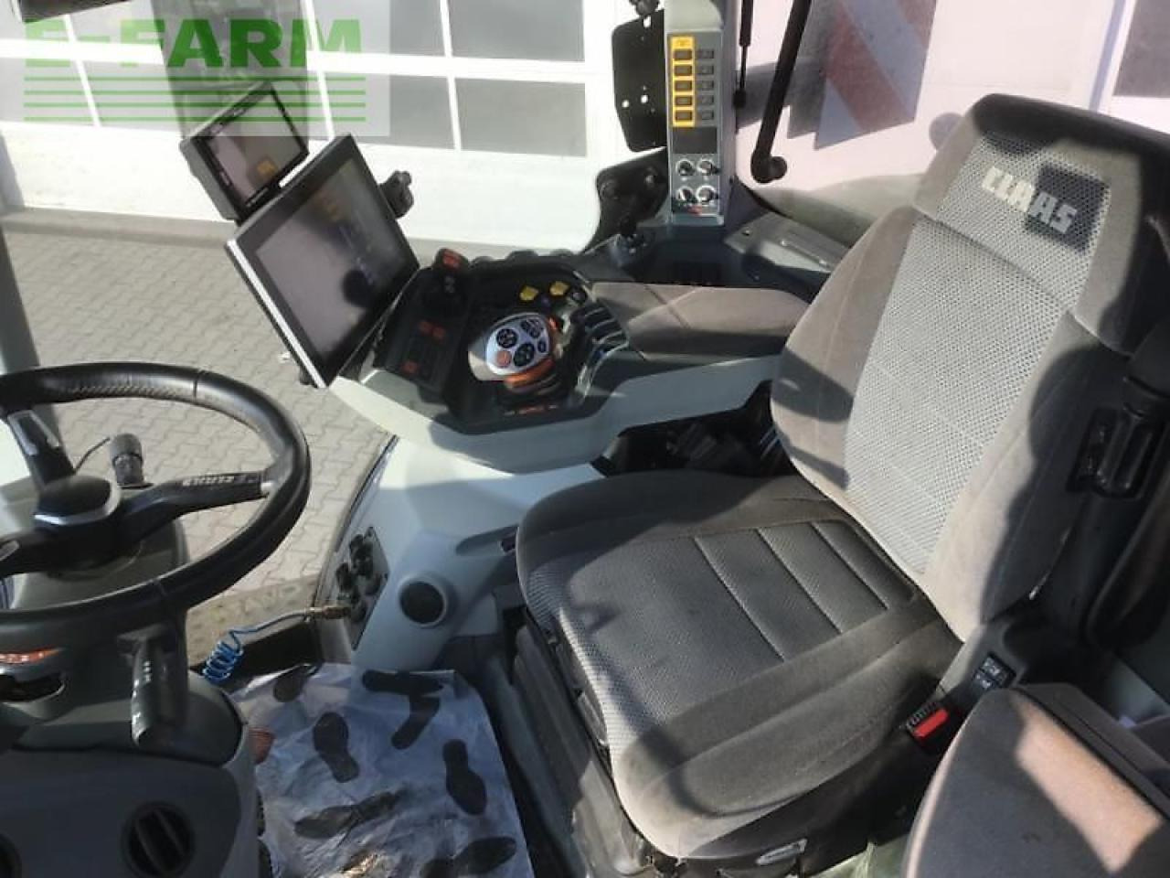 Farm tractor CLAAS axion 960 terra trac v