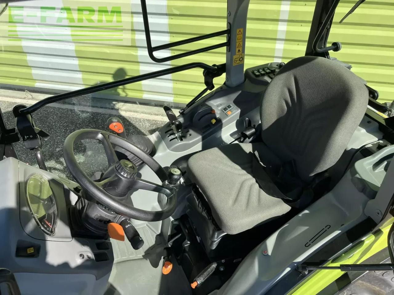 Farm tractor CLAAS nexos 220 s