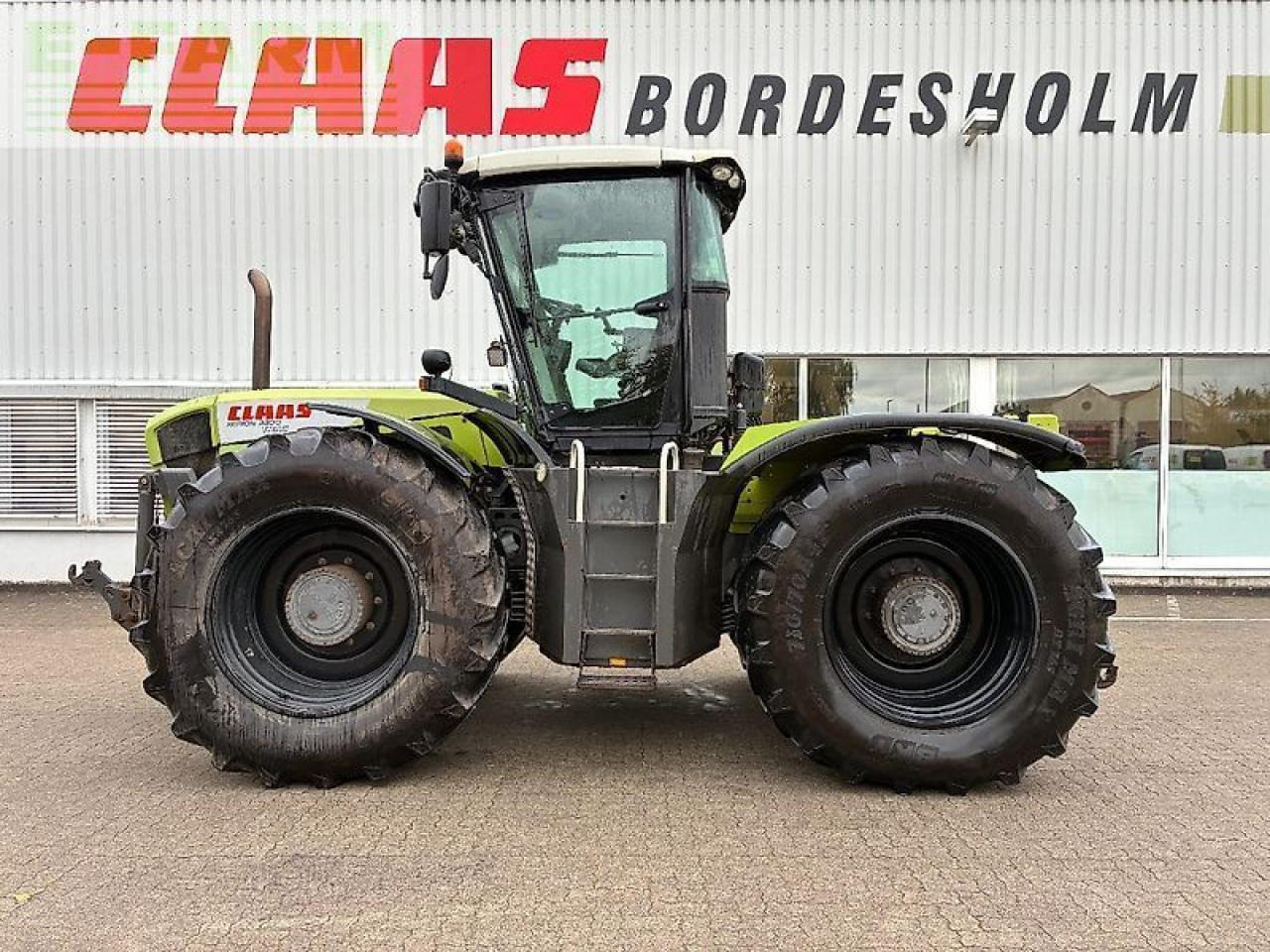 Farm tractor CLAAS xerion 3300 trac TRAC