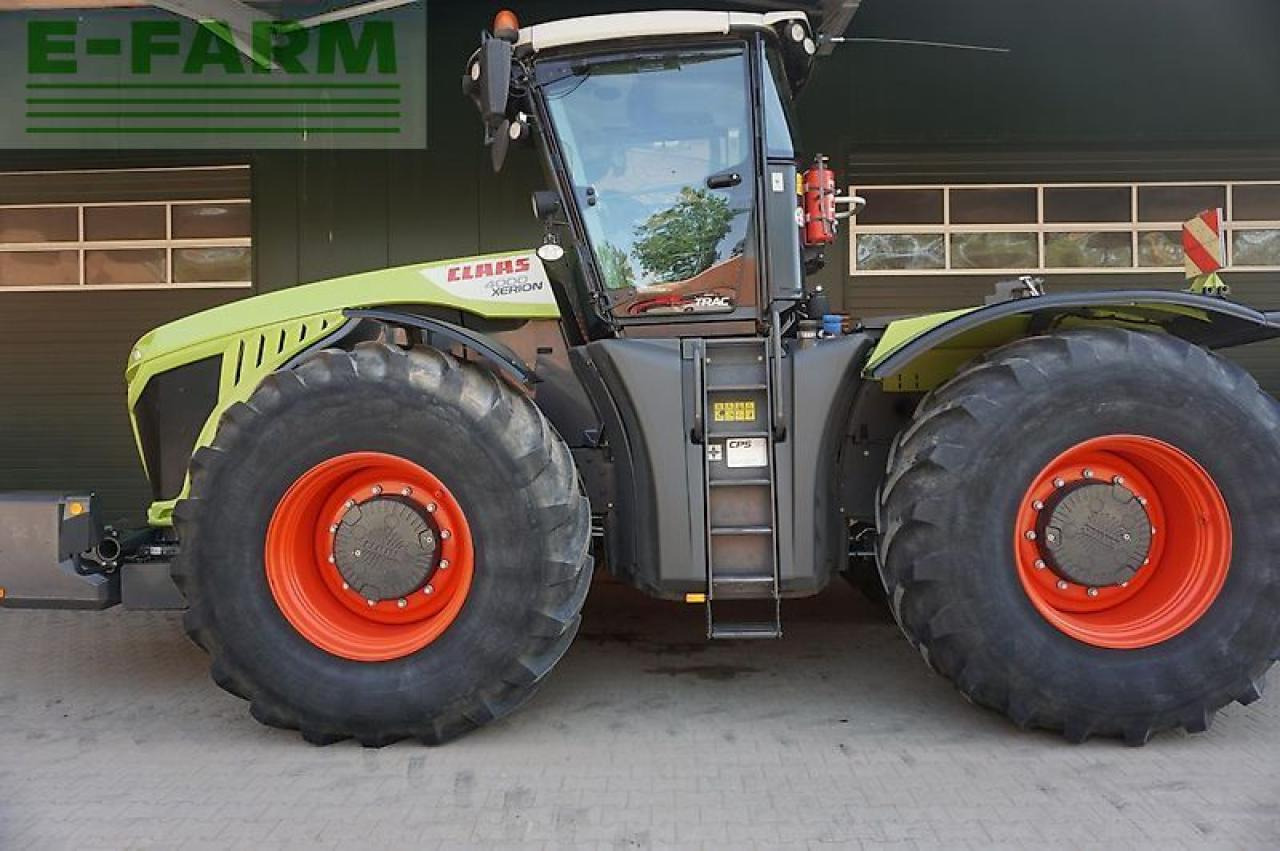 Farm tractor CLAAS xerion 4000 trac TRAC