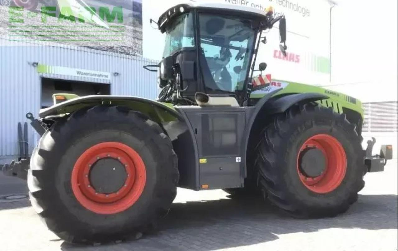 Farm tractor CLAAS xerion 4200 trac TRAC
