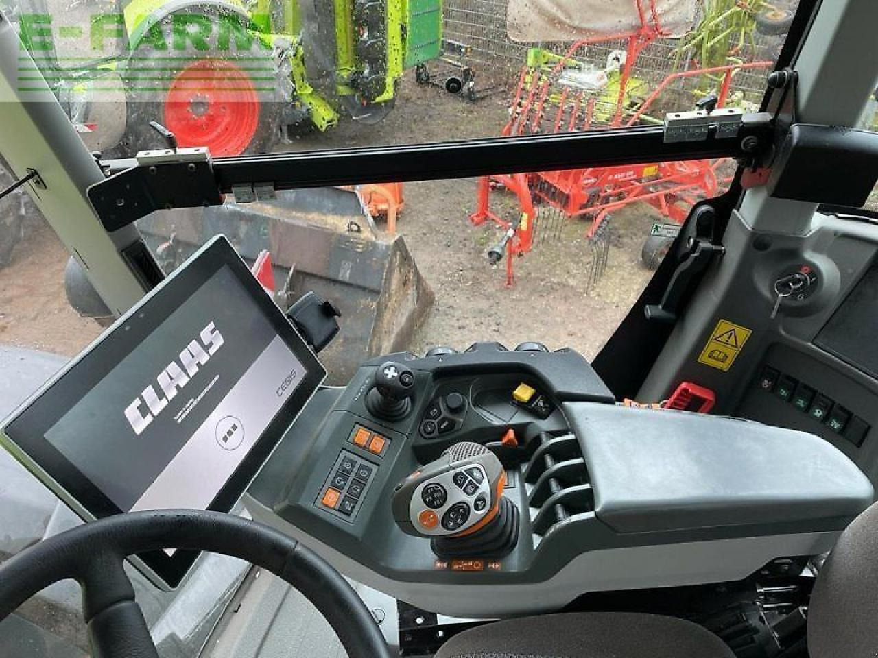 Farm tractor CLAAS xerion 4200 trac vc TRAC VC
