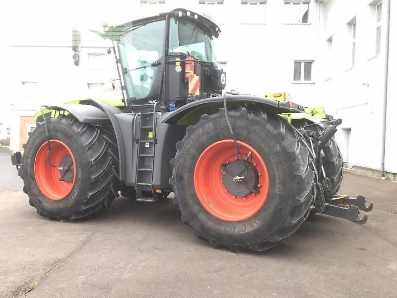 Farm tractor CLAAS xerion 5000 trac