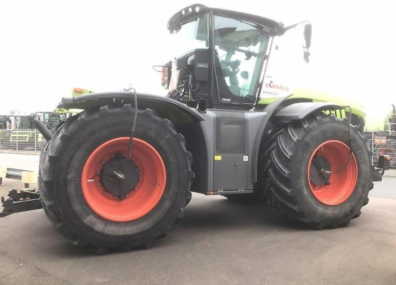 Farm tractor CLAAS xerion 5000 trac
