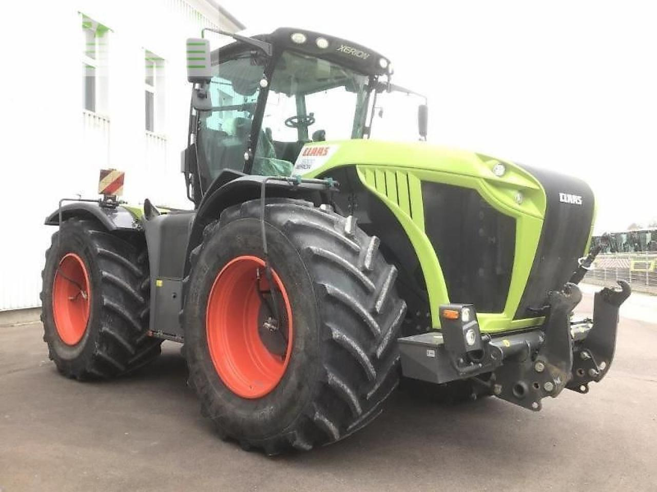 Farm tractor CLAAS xerion 5000 trac