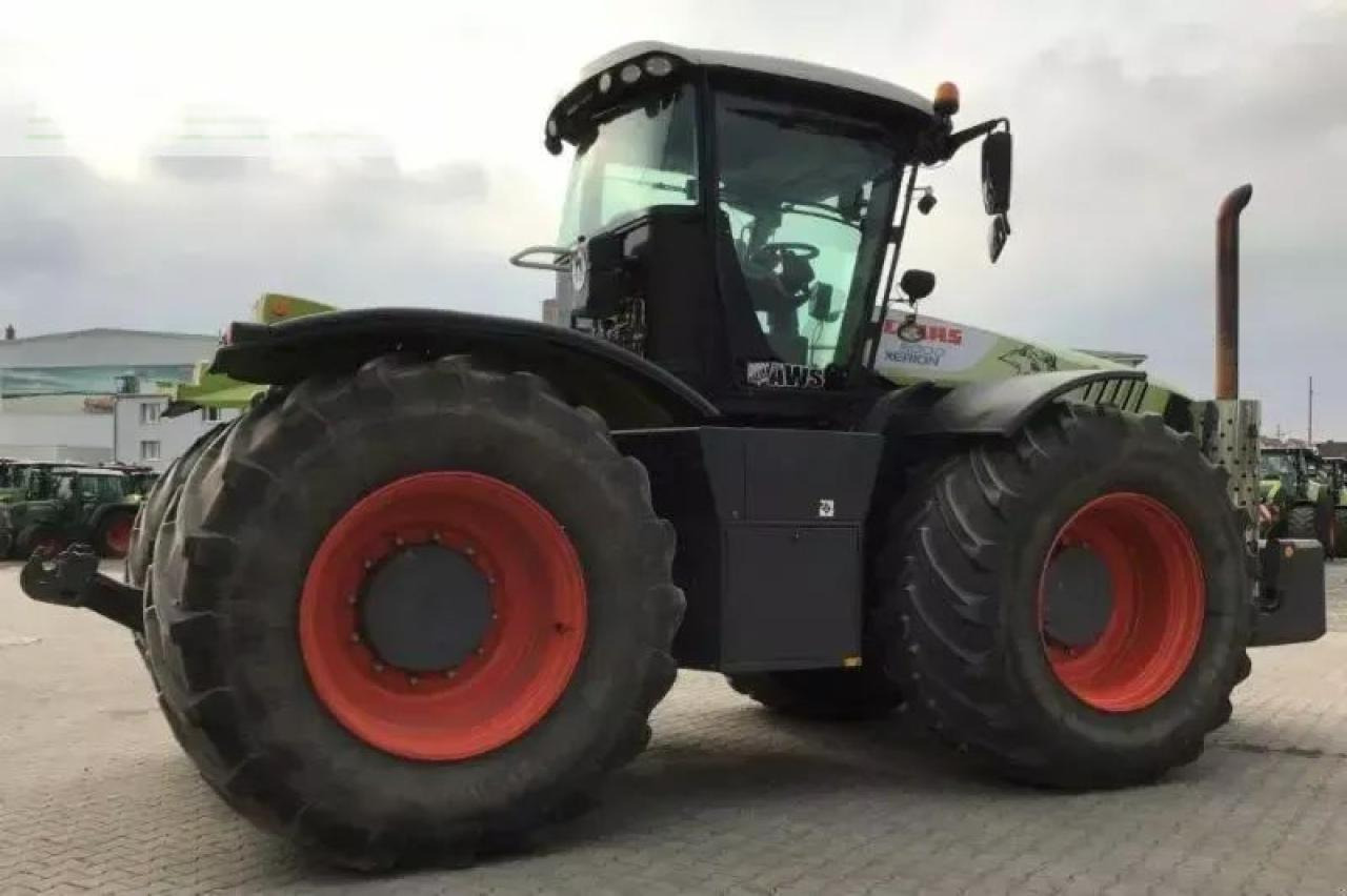 Farm tractor CLAAS xerion 5000 trac TRAC