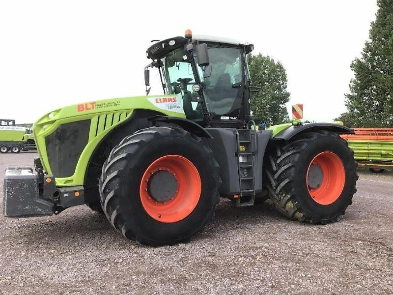 Farm tractor CLAAS xerion 5000 trac TRAC