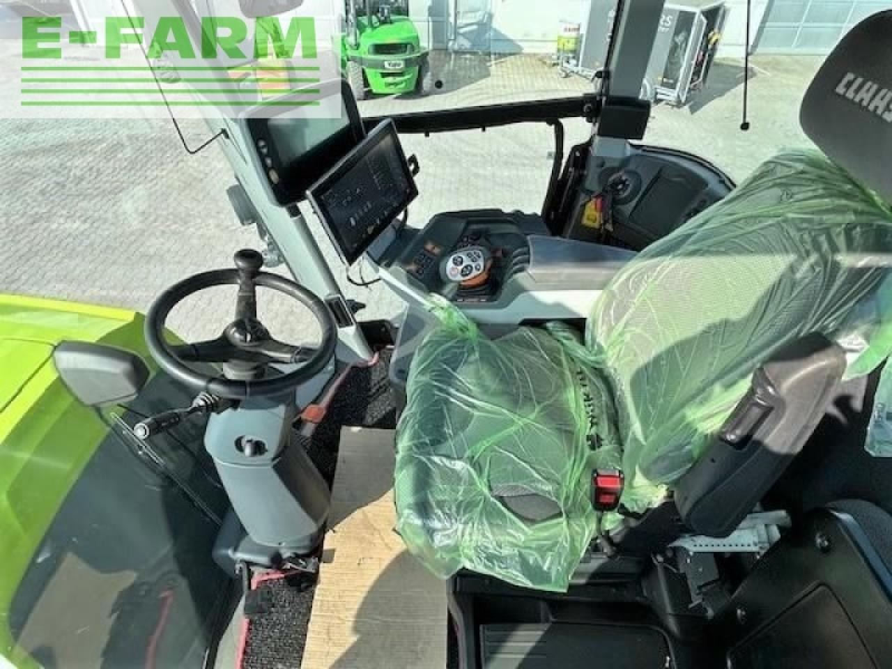 Farm tractor CLAAS xerion 5000 trac ts