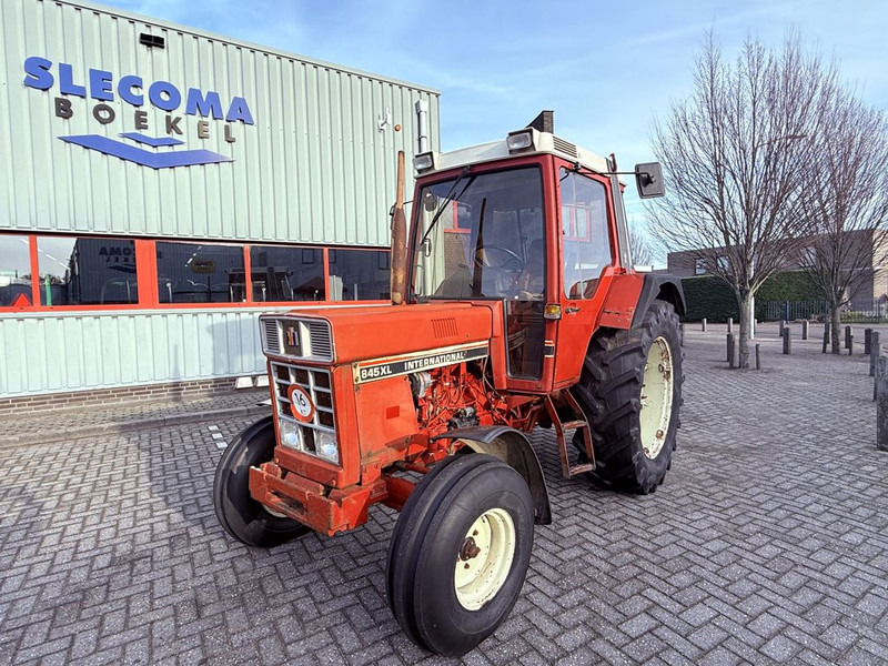 Farm tractor Case IH 845 XL