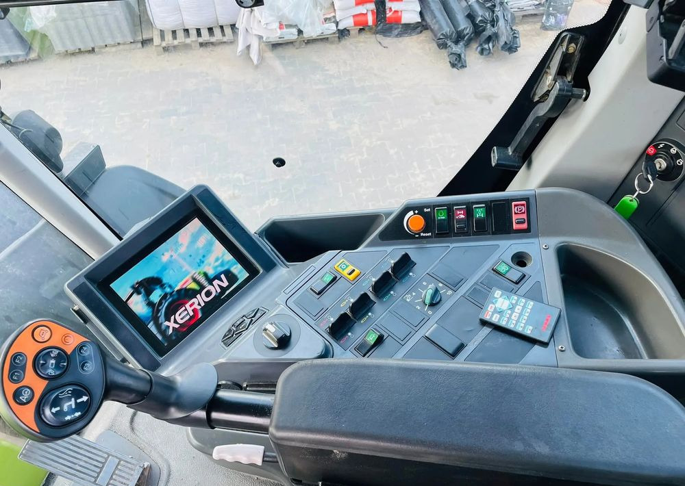 Farm tractor Claas 3800 TRAC VC