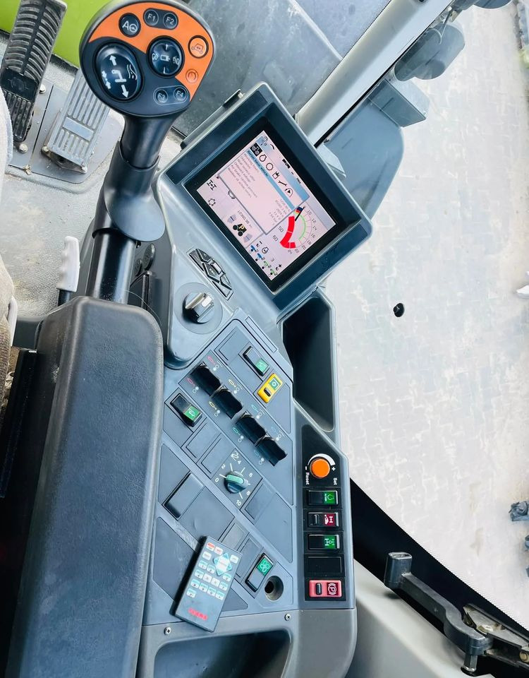 Farm tractor Claas 3800 TRAC VC