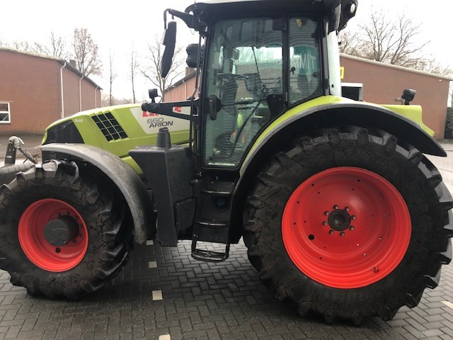 Farm tractor Claas 660 Arion