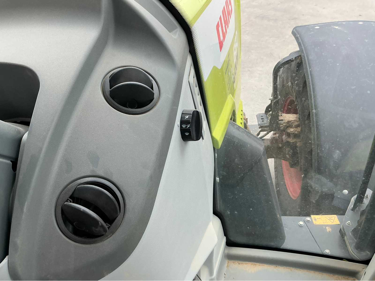 Farm tractor Claas ARION 660