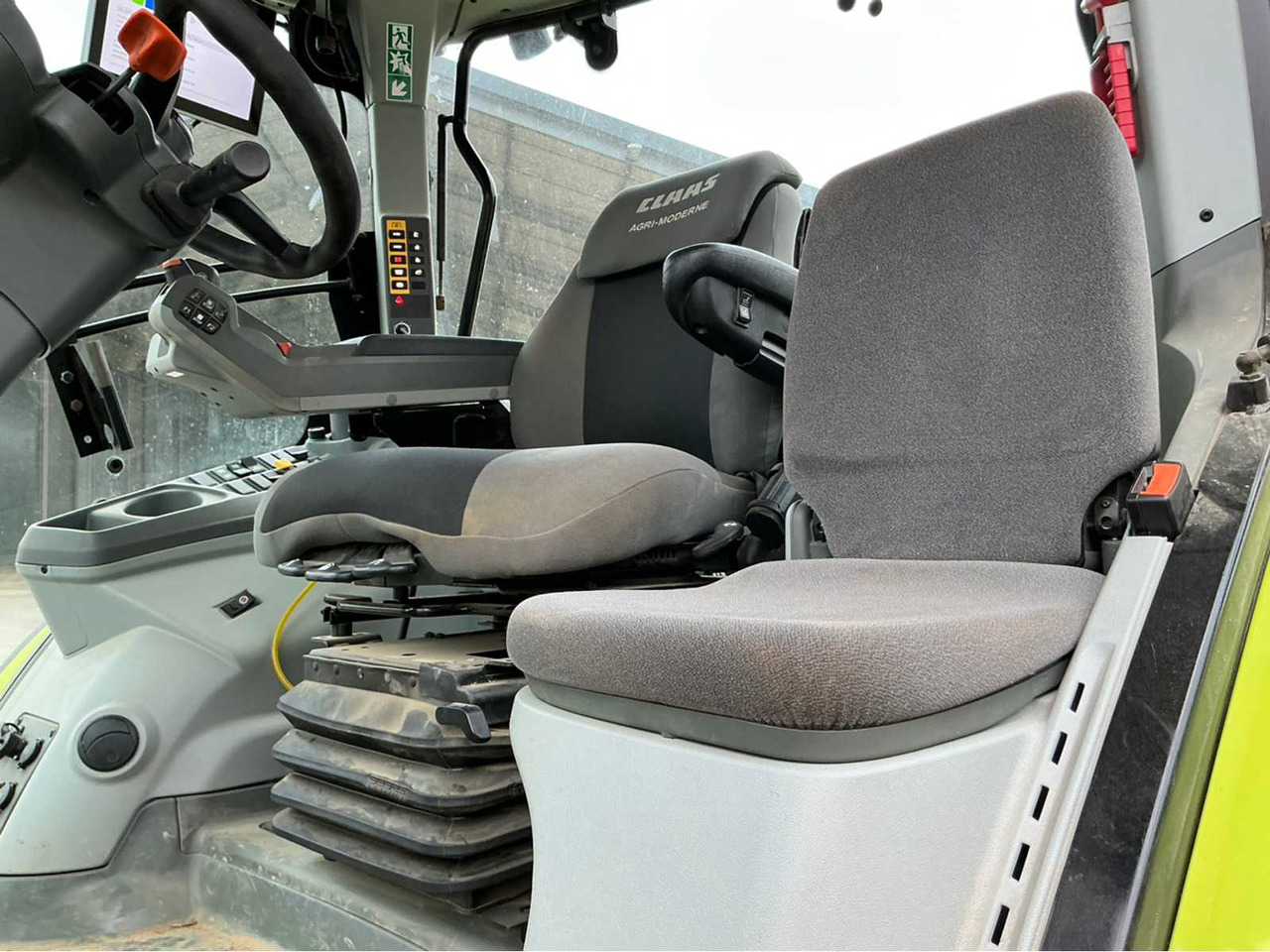 Farm tractor Claas ARION 660