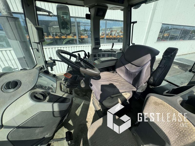 Farm tractor Claas AXION 820