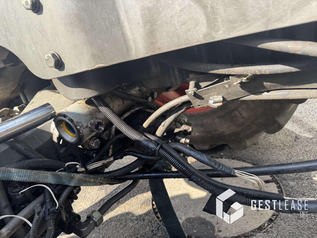 Farm tractor Claas AXION 820