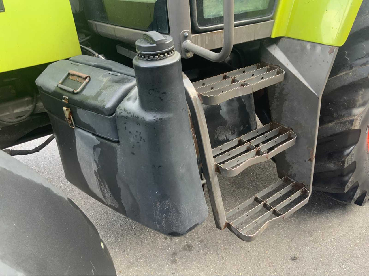 Farm tractor Claas Ares 557 ATZ
