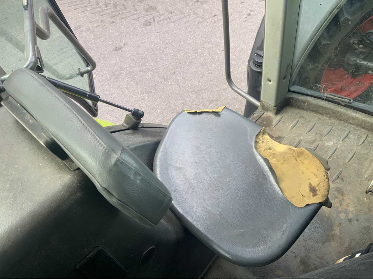 Farm tractor Claas Ares 557 ATZ