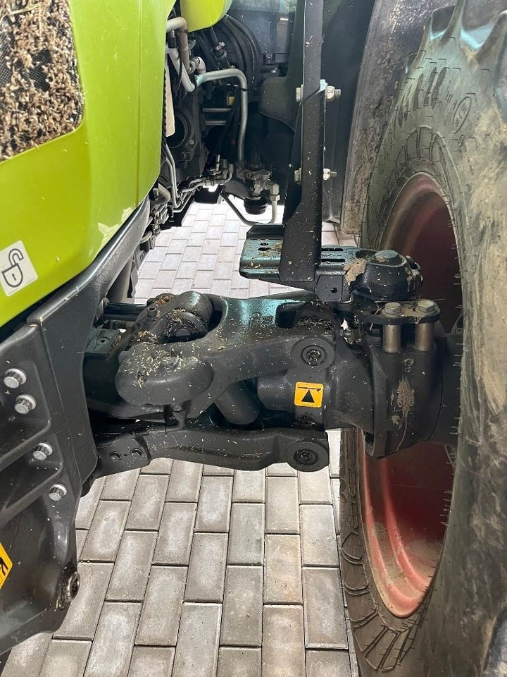 Farm tractor Claas Arion 440