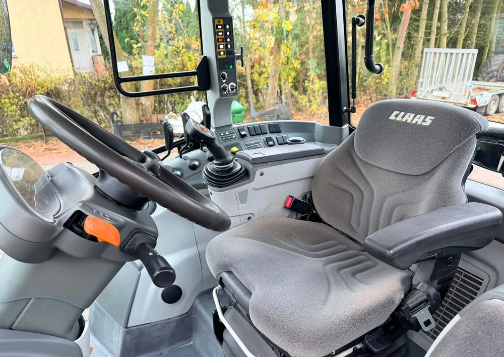 Farm tractor Claas Arion 440