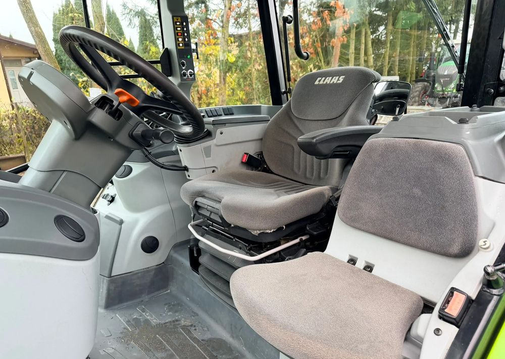 Farm tractor Claas Arion 440