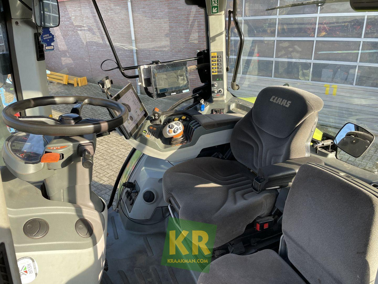 Farm tractor Claas Arion 530