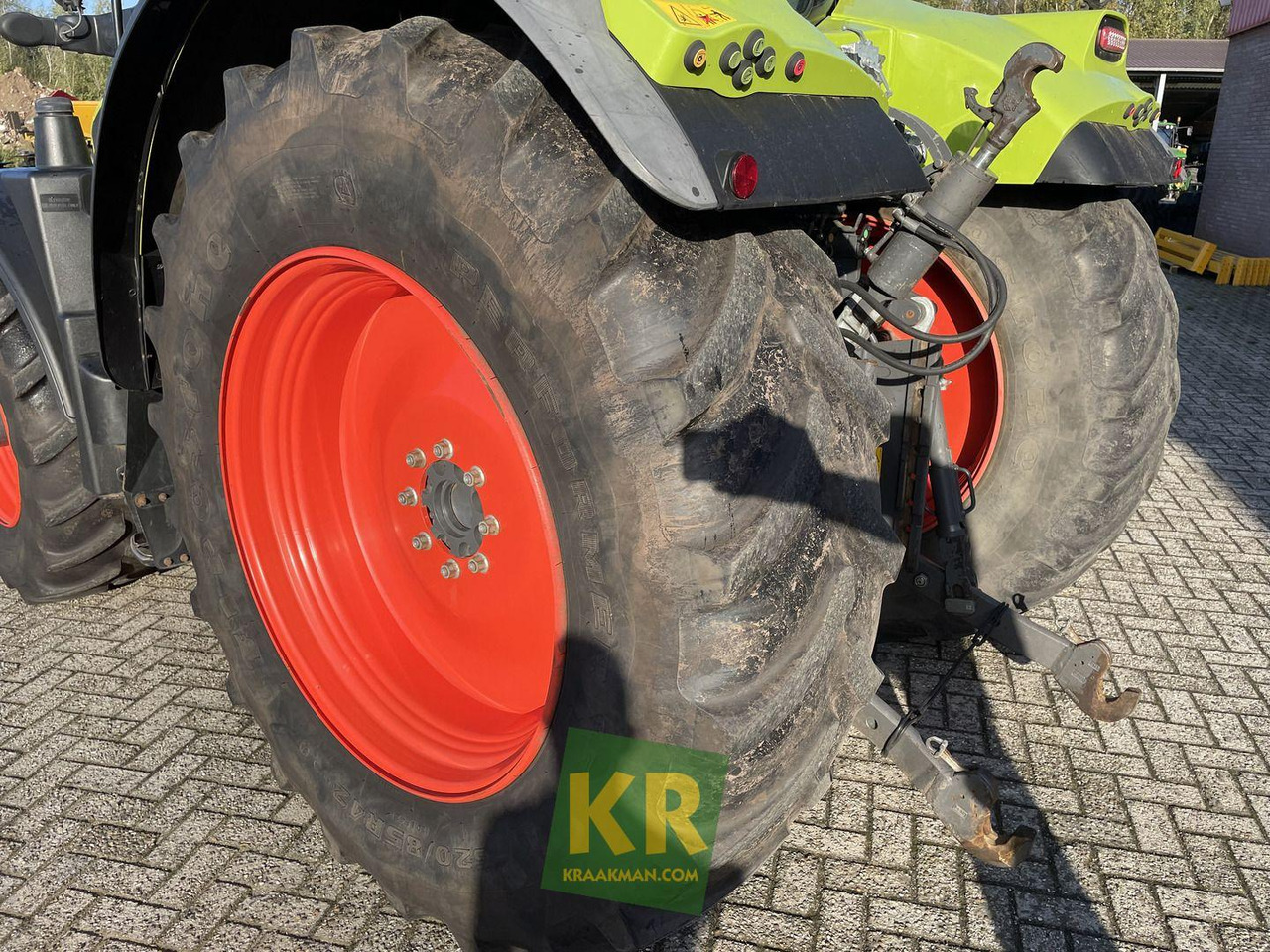 Farm tractor Claas Arion 530