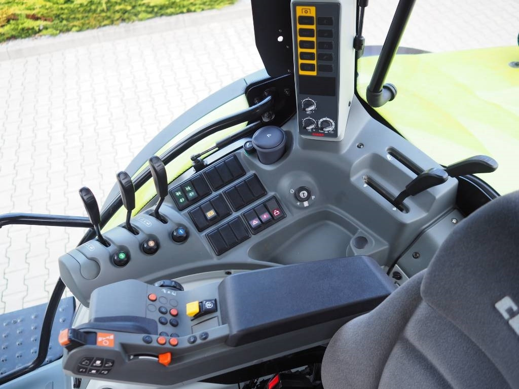 Farm tractor Claas Arion 610 CIS