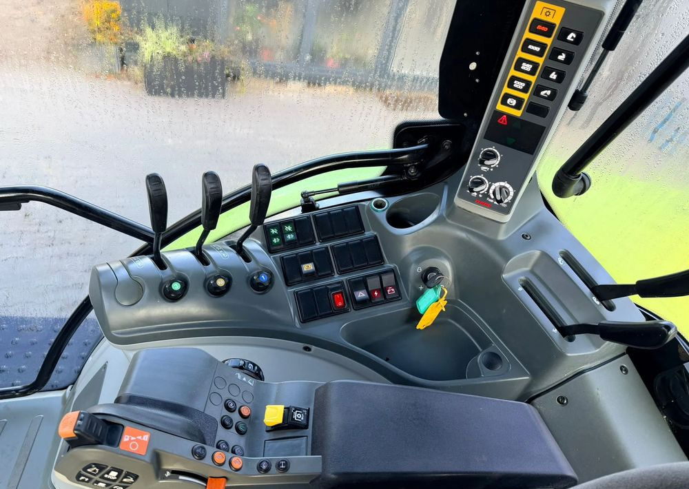 Farm tractor Claas Arion 610 CIS