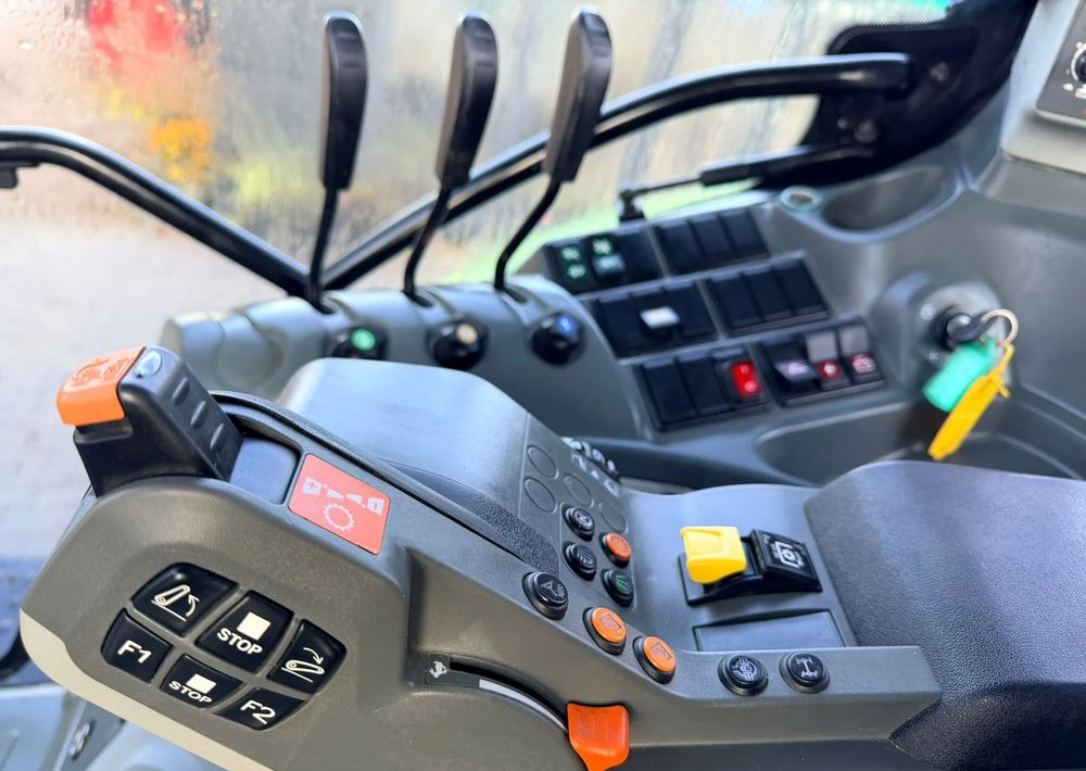 Farm tractor Claas Arion 610 CIS