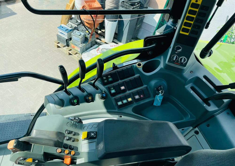 Farm tractor Claas Arion 620