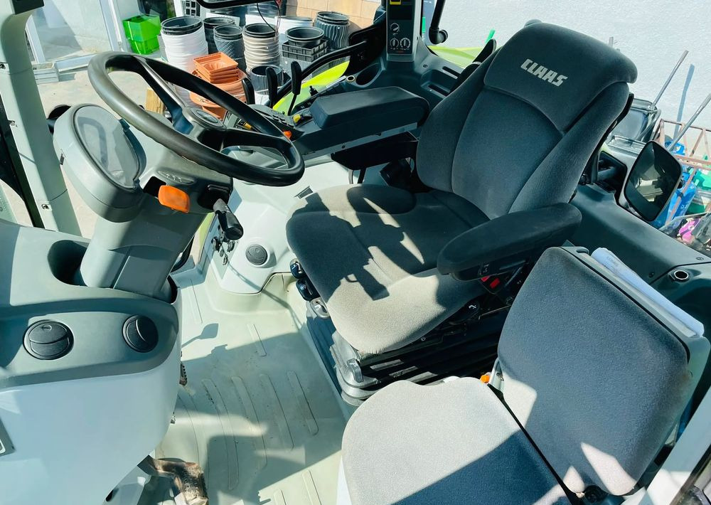 Farm tractor Claas Arion 620