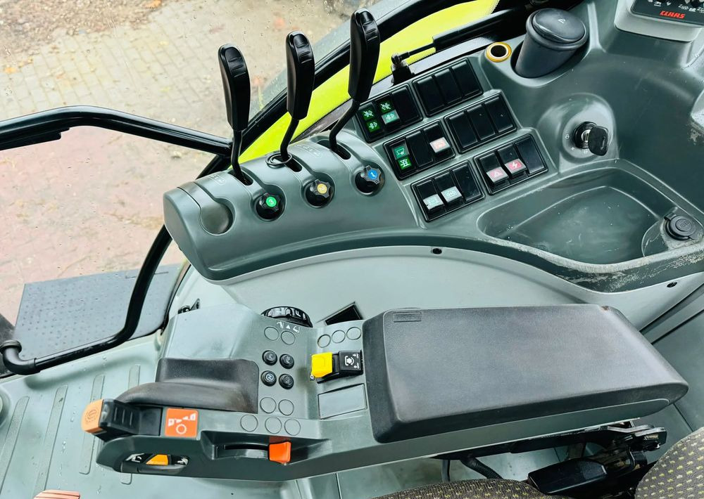 Farm tractor Claas Arion 620