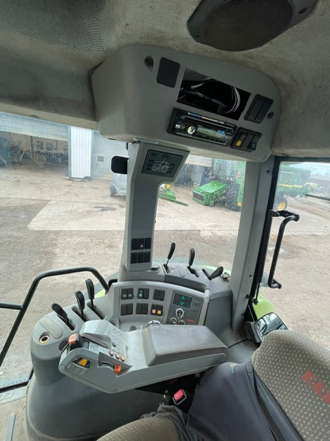 Farm tractor Claas Arion 640