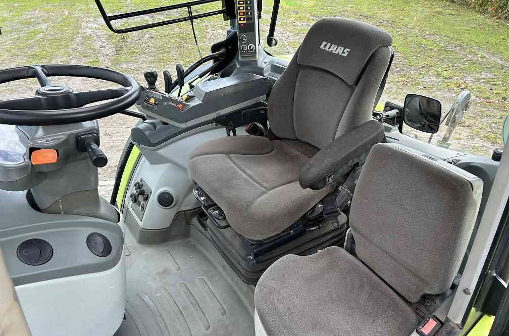 Farm tractor Claas Arion 640 cis, lucht, frontlader