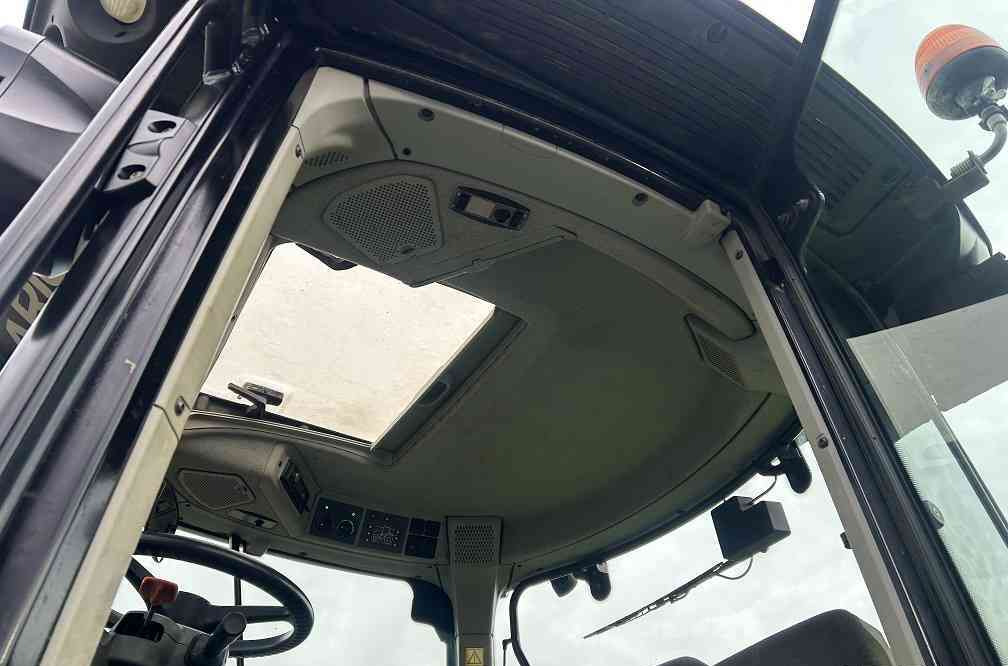 Farm tractor Claas Arion 640 cis, lucht, frontlader