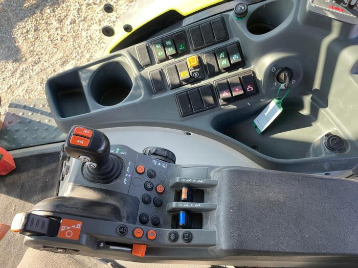 Farm tractor Claas Arion 650