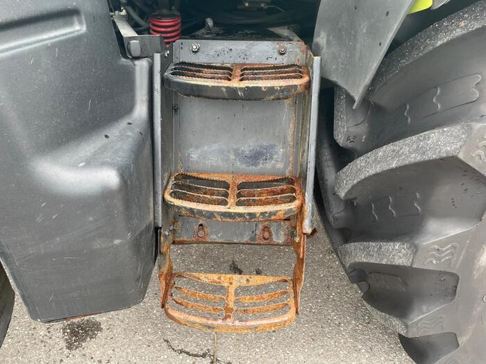 Farm tractor Claas Arion 650