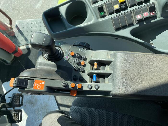 Farm tractor Claas Arion 650