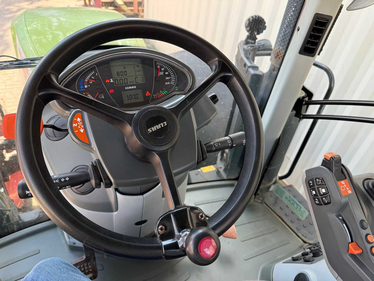 Farm tractor Claas Arion 650