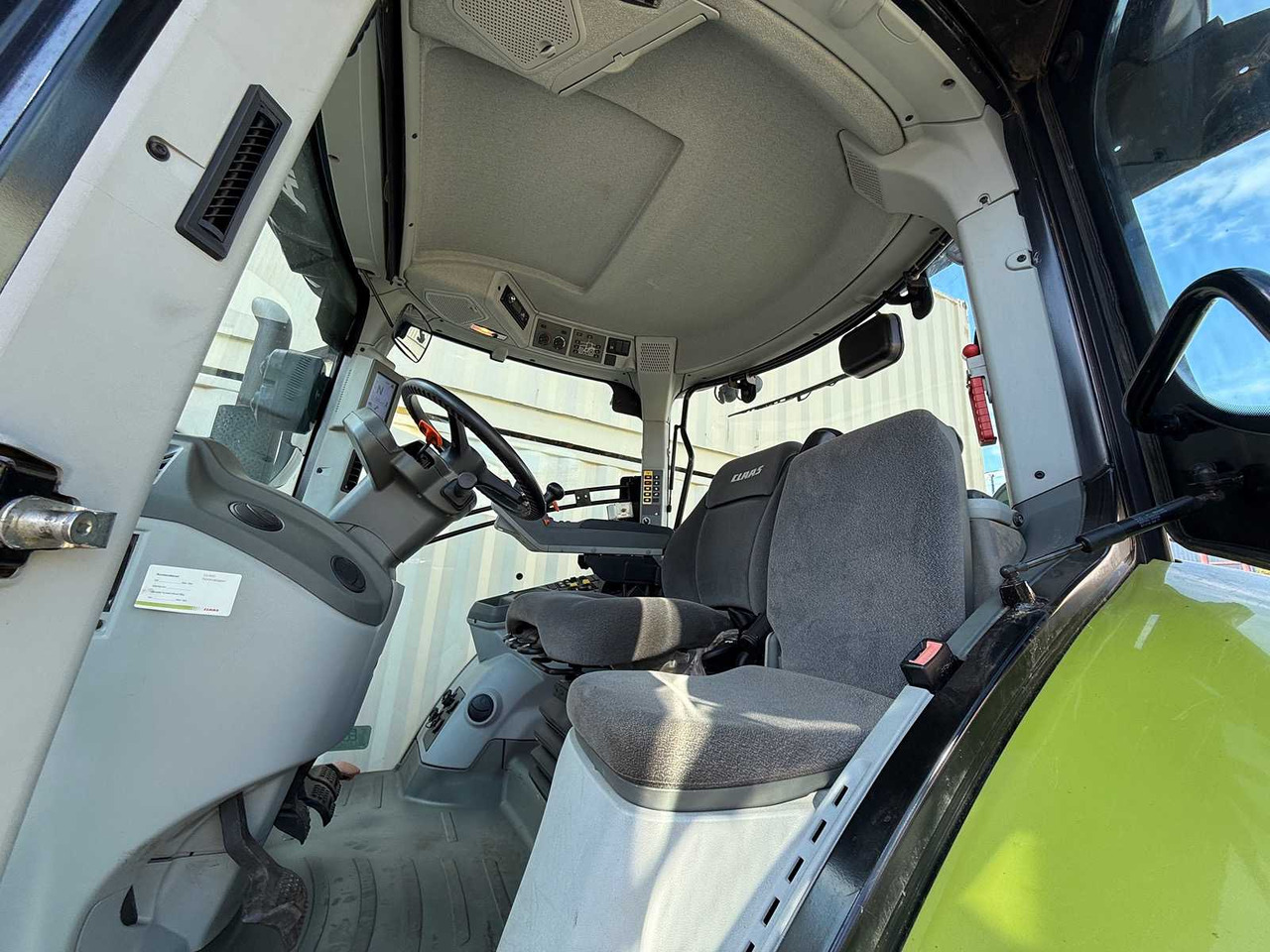 Farm tractor Claas Arion 650